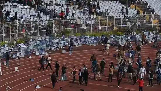 Fans at the Salt Lake stadium go on the rampage, not being able to see the football icon from the stands <b>Kolkata: </b>Billed as the GOAT show