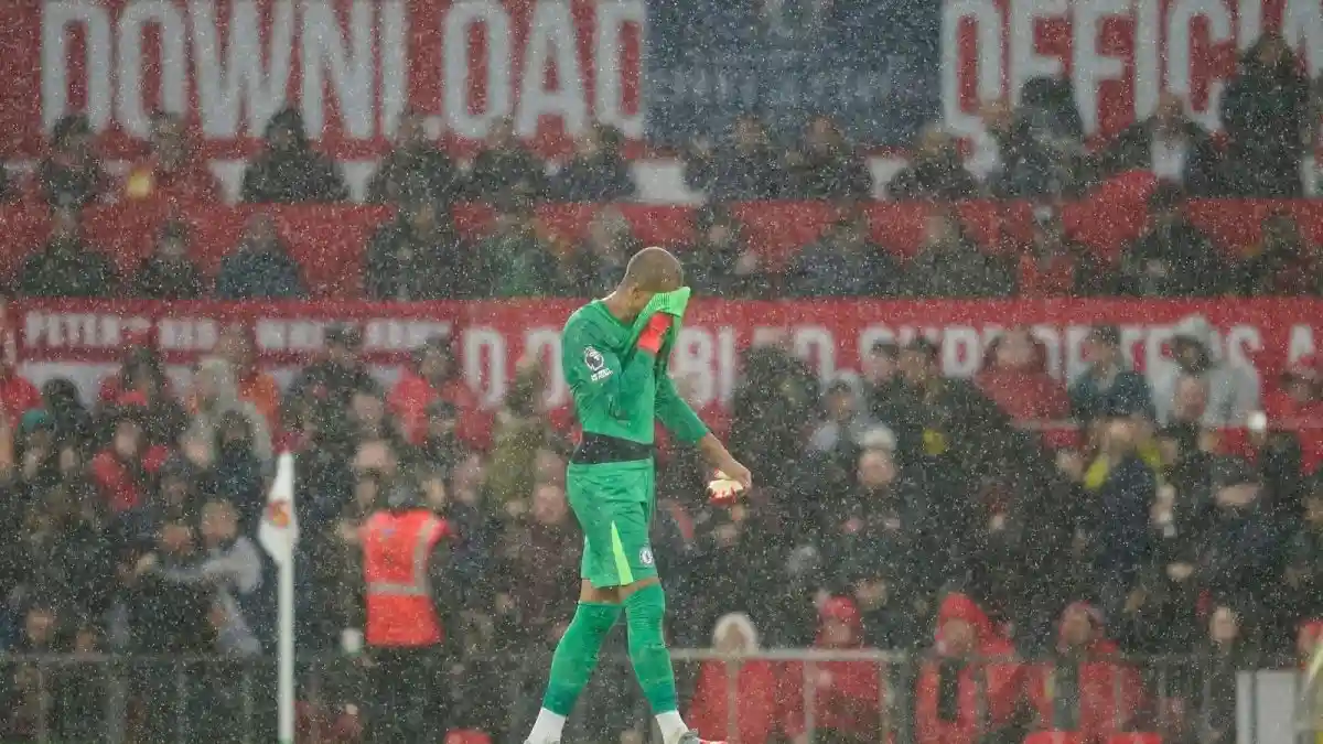 Chelsea head coach Enzo Maresca has revealed that, in addition to posting a public apology on his Instagram account after receiving a red card against Manchester United, goalkeeper Robert Sanchez also acknowledged his mistake in the dressing room following the defeat to the Red Devils.