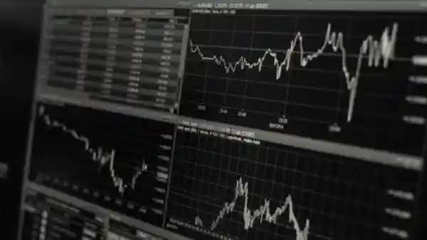 Chinese households ramped up their cash holdings last month in a sign that they've begun shying away from local stocks just as the market is challenged by renewed trade tensions. Household savings rose by 2.96 trillion yuan in September, the most since March, according to data released by the People's Bank of China late Wednesday. The pace of increase was higher than that in the same month last year.Chinese households ramped up their cash holdings last month in a sign that they've begun shying away from local stocks just as the market is challenged by renewed trade tensions.Household savings rose by 2.96 trillion yuan in September, the most since March, according to data released by the People's Bank of China late Wednesday. The pace of increase was higher than that in the same month last year.The renewed build-up of savings may deprive the stock market of a key source of support, after low deposit rates and meager government bond yields spurred investors to seek higher returns in equities. Fading support from households bodes ill for Chinese stocks at a time when trade tensions between the US and China are showing no signs of easing.