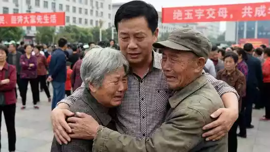 A Chinese man who was abducted as a young child has reunited with his birth parents more than two decades later and chosen to sever ties with the family that