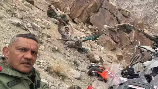 <h4>Chopper crash near Leh: Injured major general poses, pilot flashes 'victory' sign in viral selfie</h4><h4>An Army Cheetah chopper crashed