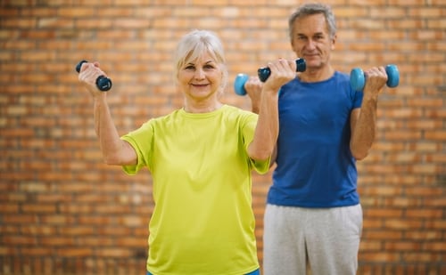 Chronic knee pain can make even the simplest movements feel impossible, and lasting relief often seems out of reach. Fitness coach Navneeth Ramprasad decided to put the power of daily strength training to the test, on his own parents. He put them on a one-year weightlifting routine, and the results were nothing short of surprising.