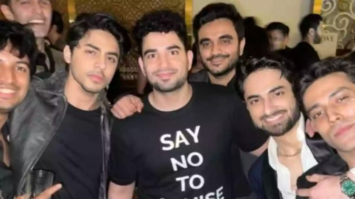 Comedian Samay Raina recently grabbed everyone's attention at the launch of Aryan Khan's first show, The Ba***ds of Bollywood. He wore a T-shirt that read “Say No to Cruise,