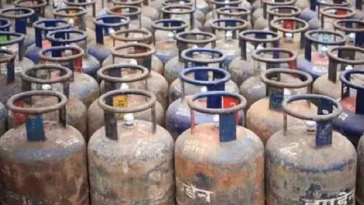 The price of the 19-kg commercial LPG cylinder has been increased by Rs 9.50, raising costs for restaurants, hotels and other businesses that rely on