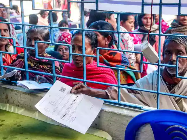 Voters in West Bengal face uncertainty regarding appeals against electoral roll exclusions. While online appeals are enabled, a clear offline process is