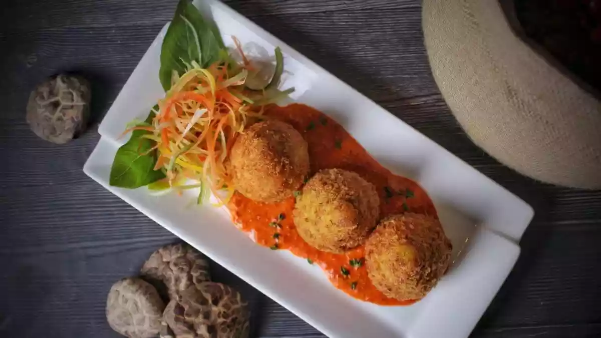 Spinach malfati is a comforting, vegetarian twist on Italian dumplings, where soft spinach‑paneer parcels meet a rich, roasted‑pepper walnut tomato sauce