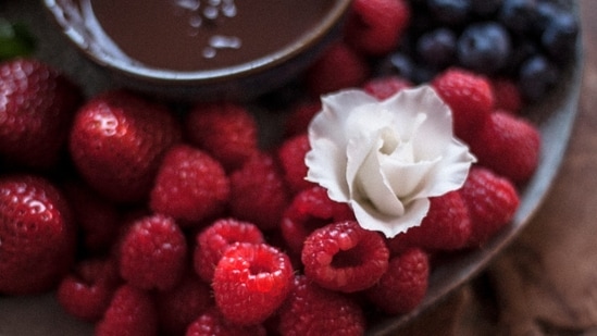 Craving dessert but worried about the guilt that usually follows? What if your sweet treat could actually nourish your gut and boost your brain health at the same time? Dr. Karan Rajan, a UK based NHS surgeon and popular health content creator, has shared a fibre-packed, antioxidant-rich dessert that does just that. In an Instagram video posted on August 24, he revealed a simple three-ingredient recipe that turns an indulgence into a legit health snack.