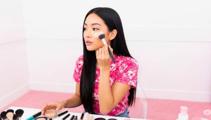 Create a natural yet polished makeup look using essential products that define your features and add a touch of color. These items help enhance brows, cheeks, lashes, and lips effortlessly. A good makeup creates an emphasis on the best of you without overpowering the natural beauty. Basic, multipurpose products might combine to form newer and stylish look that might be used in daily activities or even in a special event. There should be a right brow pencil, blush palette, mascara and a lipstick that can make all the difference to picture your face and put a touch of color where it matters. This choice consists of high quality, well liked products that can make you obtain a mature, attractive style of make up without any problems.