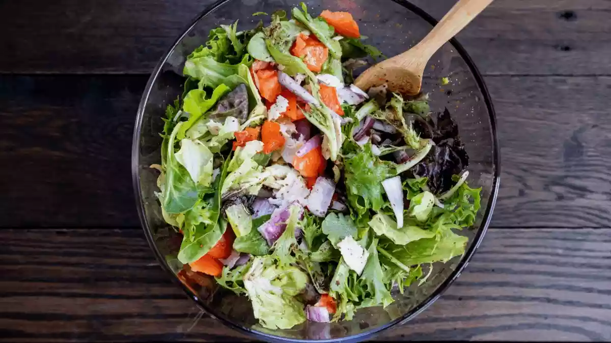 A fresh bowl of salad is usually seen as one of the healthiest choices on the menu. But a growing outbreak of Cyclospora infections in the United States has
