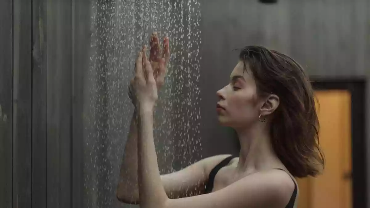 Dark showering has emerged as the latest trend among wellness enthusiasts. Experts suggest that it may help reduce stress, promote better sleep