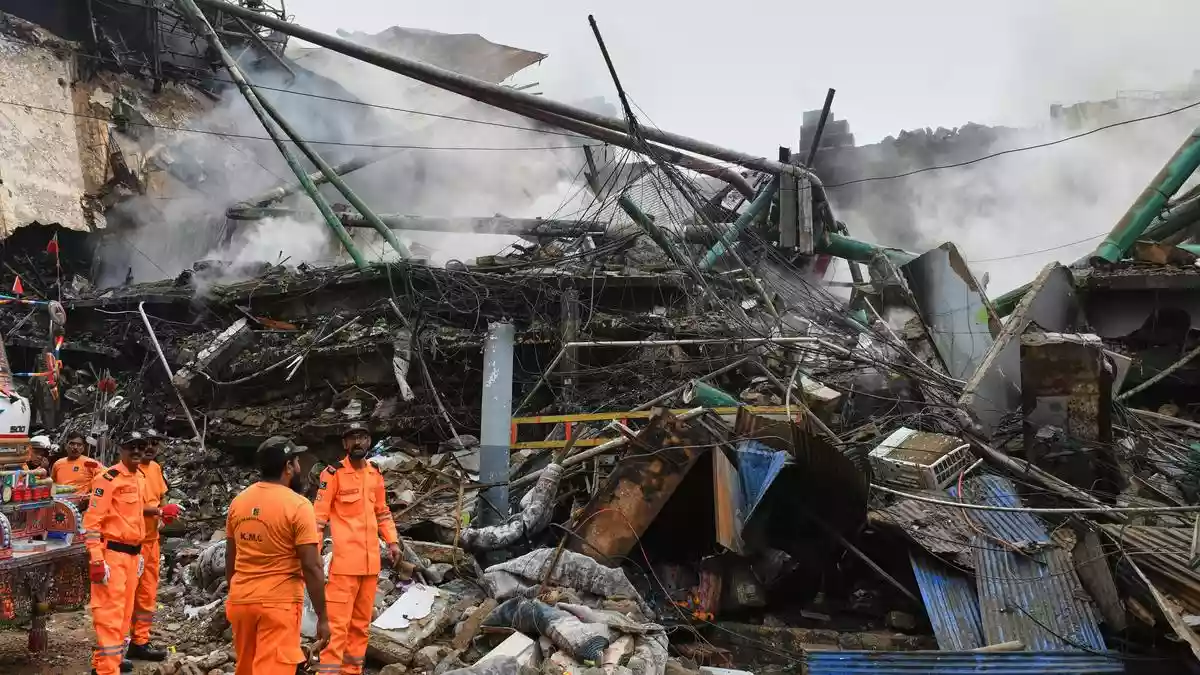 The death toll from a horrific fire at ​a shopping mall in Pakistan's Karachi has risen to 14 after rescue teams found eight more bodies from the