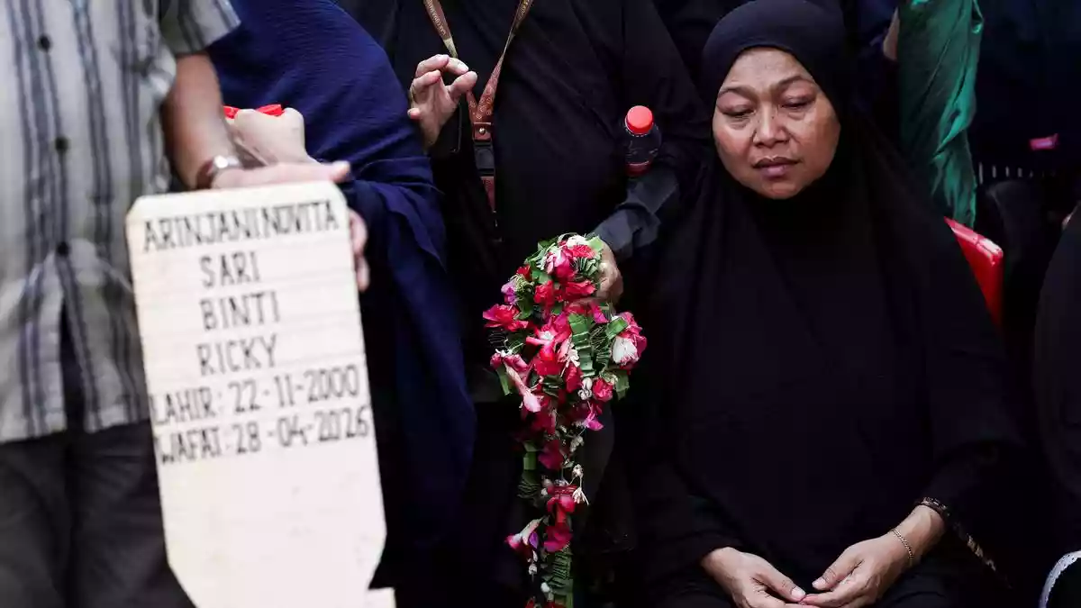The death toll from a train crash outside the Indonesian capital Jakarta rose to 16, all women, after an injured passenger passed away in hospital