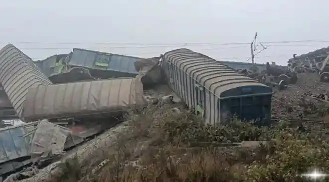 Delhi-Howrah trains delayed after goods train derails near Asansol division