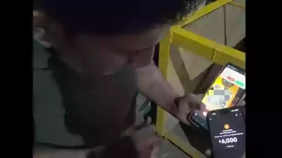 Delhi man poses as foreigner