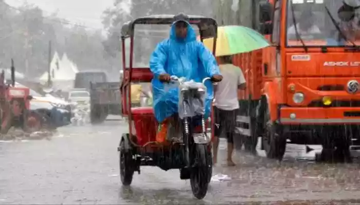 Delhi-NCR wakes up to a blanket of fog in Noida, Gurgaon, and Ghaziabad. The IMD has issued a Yellow Alert, forecasting light rain, thunderstorms, and high winds (up to 50 kmph) from October 5 to 7. Although the official onset of winter is still to come, some areas of the Delhi-National Capital Region (NCR) saw a hint of pre-Diwali chill in the morning, with a light blanket of fog seen in regions such as Noida, Ghaziabad, and Gurugram. The pre-dawn haze comes at a time when a prediction has been made for light rains to hit the region in the next week.