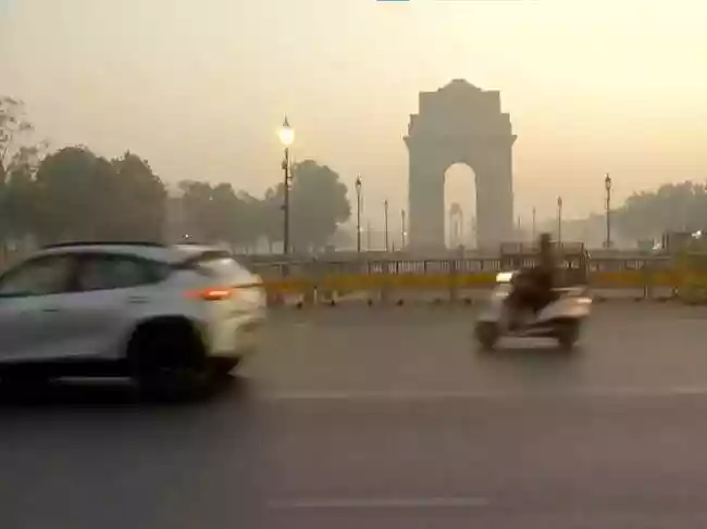 Delhi AQI today: As winter sets in, a thick layer of smog enveloped the national capital Delhi on Wednesday morning. The city's air quality remains in the