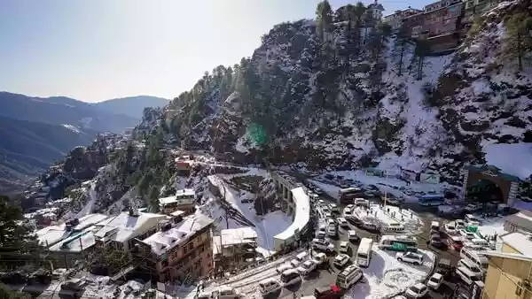 A layer of dense fog blanketed parts of Delhi early Monday morning, 2 February. Visuals from Mahipalpur, near IGI Airport, showed very low visibility due to