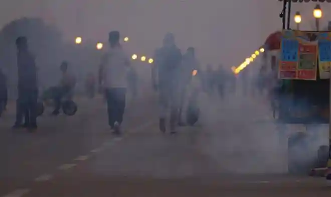Dense Smog Engulfs Delhi As Air Quality Nears ‘Severe’