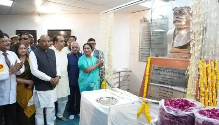 Rekha Gupta unveiled a statue of Keshav Baliram Hedgewar at Dr Hedgewar Arogya Sansthan in Shahdara and announced expansion of the hospital
