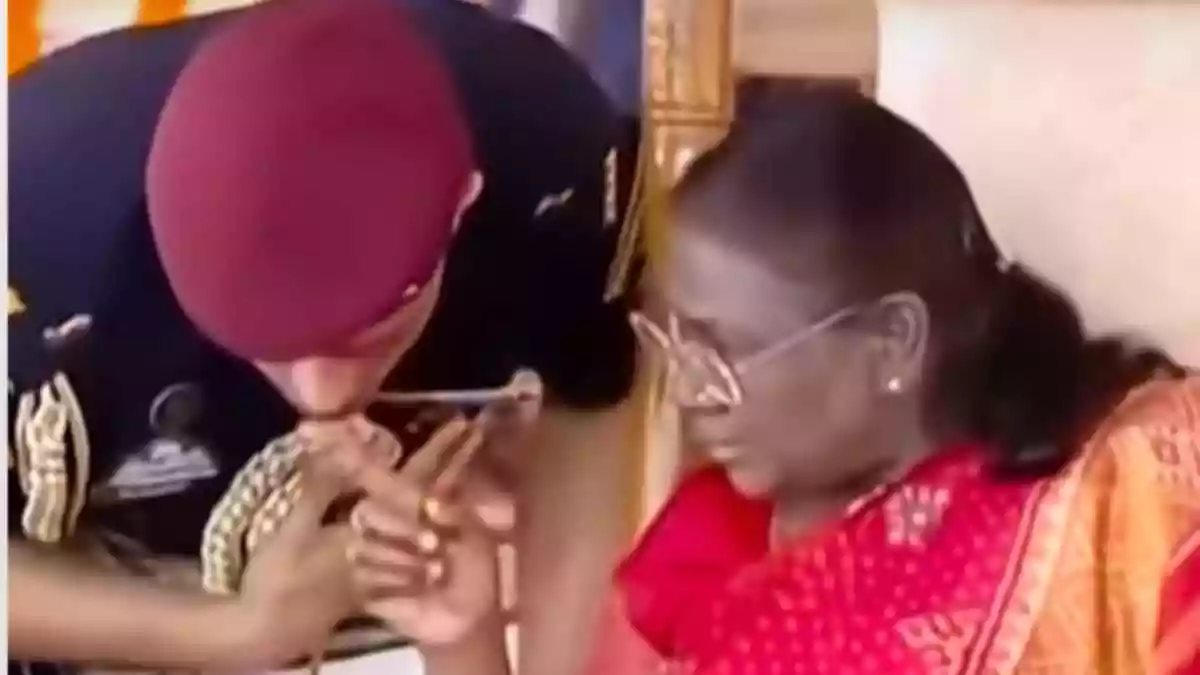 You must have seen those tall and perfect-physique horsemen in uniforms that escort the President during ceremonial displays. They are the most senior regiment