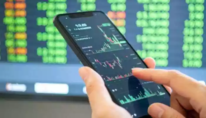 DIIs Outshine FIIs As Rupee Depreciation Triggers Heavy Foreign Outflows