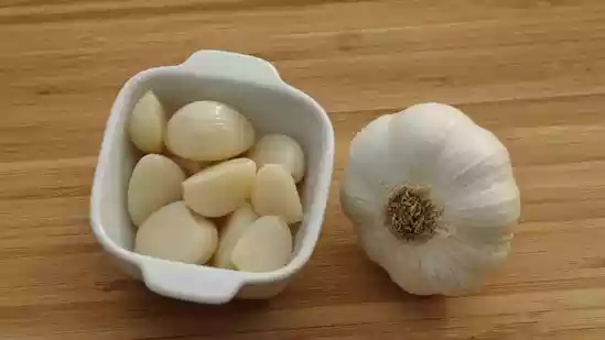 Garlic has been linked to hair care for decades. Sometimes it shows up in old home remedies and even makes a comeback online, pushed by short videos and