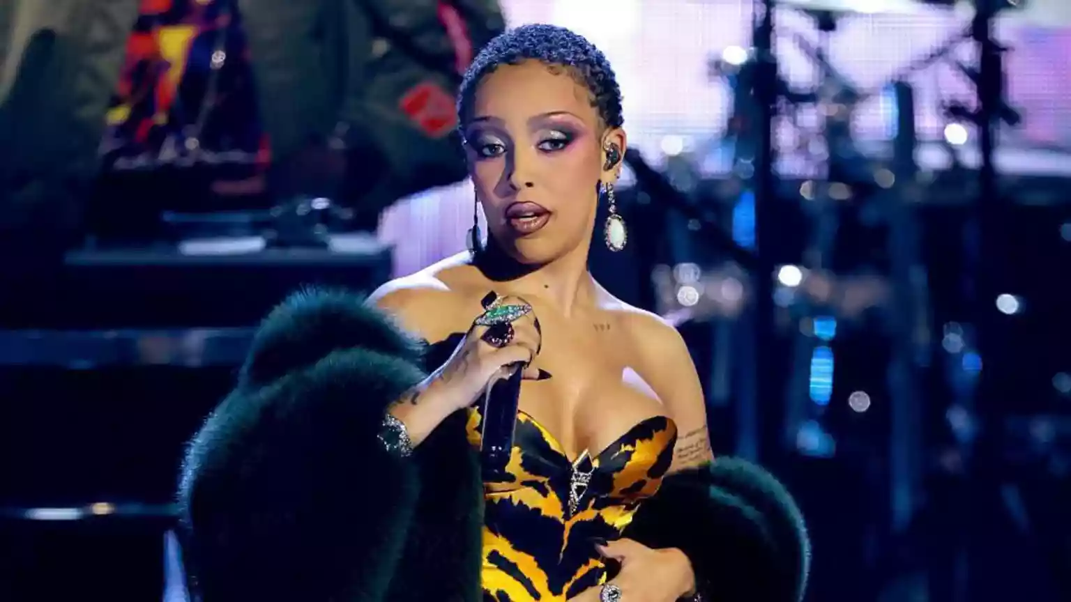 Doja Cat brushes off tour complaints from fans