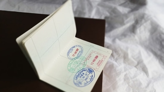 Donald Trump's announcement about new H-1B visa applications attracting a $100,000 fee has led to much confusion among immigrant workers in the United States. The US president on Friday signed a proclamation declaring a 100,000 USD fee on all H-1B visa applications. It was a decision that raised concerns among tech companies, with many advising their H-1B employees to return to the United States before September 21.