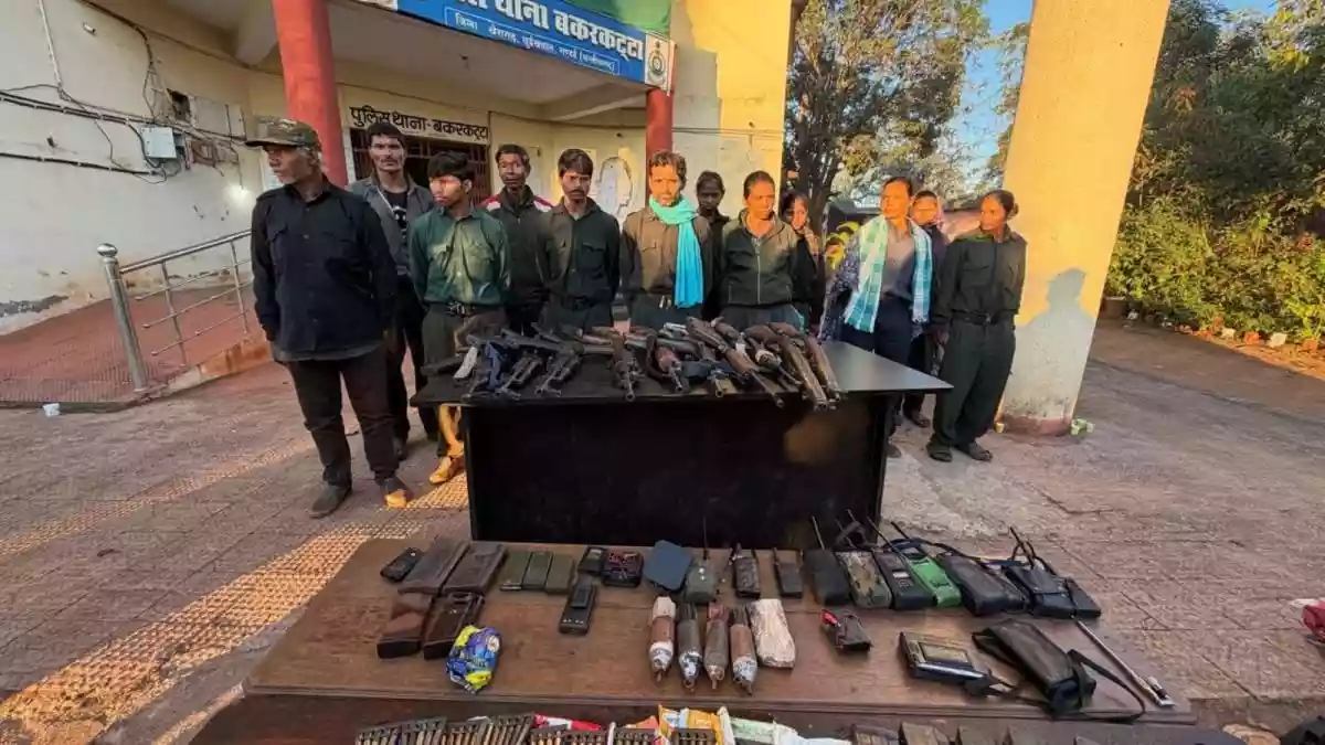 Tweleve maoists, including the dreaded CCM Ramdher Majji, surrendered before the police, handing over their weapons, in a major breakthrough against Naxal