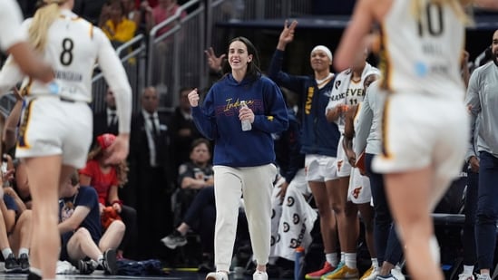 During the Indiana Fever’s loss to the LA Sparks, sidelined star Caitlin Clark found herself in a lighthearted yet fiery exchange During the Indiana Fever’s 92-78 loss to the Los Angeles Sparks on Thursday night at Gainbridge Fieldhouse, sidelined star Caitlin Clark found herself in a lighthearted yet fiery exchange with the referees. However, what caught fans' attention was Sparks veteran Kelsey Plum jokingly trying to get the official to hand out a technical foul to the injured Fever star.