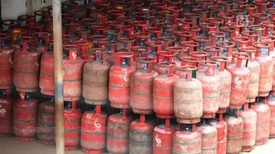 Eateries across India cut menus as commercial LPG shortage deepens