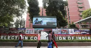 The Election Commission on Sunday directed the West Bengal Police to conduct a special drive to arrest bomb makers ahead of the second phase of the Assembly