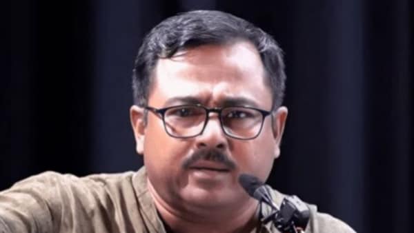 Economist and social activist Prasenjit Bose is all set to join the Congress party in Kolkata today, 15 September. Bose, who is well known in the social and political circles of West Bengal, had resigned from the Communist Party of India (Marxist) in 2012 over differences with the party over supporting Pranab Mukherjee's candidature as the President of India.