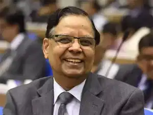 Economists presented varied opinions to a parliamentary committee regarding simultaneous elections. Arvind Panagariya supported the idea. Montek Singh Ahluwalia suggested holding all assembly polls together, but not with the Lok Sabha. Surjit Bhalla favored 
