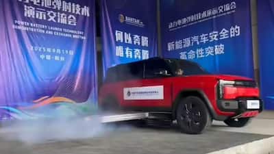 Electric car batteries pose a serious safety risk, as once they ignite, they are extremely difficult to control. To address this, the Chinese Vehicle Collision Repair Technical and Research Center, in collaboration with Joyson Electronics, has developed an unusual and innovative solution: a system that can eject the battery from the car during an emergency.