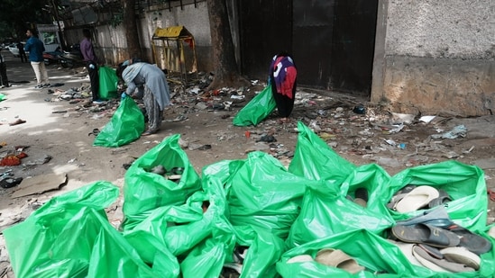 Eleven people died, and at least 33 were injured in the stampede that took place before RCB's victory celebrations. During a suo motu hearing on the Bengaluru stampede in which 11 people died, the Karnataka government told the Karnataka high court on Thursday that 2.5 lakh people had unexpectedly congregated outside the Chinnaswamy stadium to celebrate the victory of the local team, RCB, in the Indian Premier League. The government also told the court that they had deployed over 1400 personnel, including senior officials, to maintain the law and order situation outside and inside the stadium.