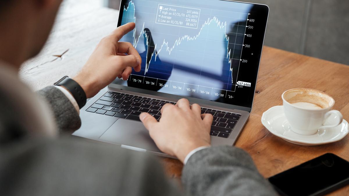 Nearly three-fourth of large-cap active funds underperformed a blended (LargeMidCap) benchmark over a 10-year period, according to the 2025 report by SPIVA