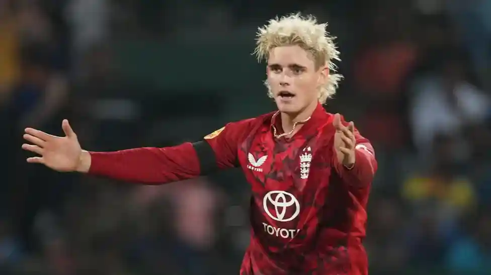 England 128-9 (20 overs):</b> Curran 58 (48); Chameera 5-24 Sri Lanka 116 (19.3 overs):</b> Kusal Mendis 26 (26); Bethell 4-11