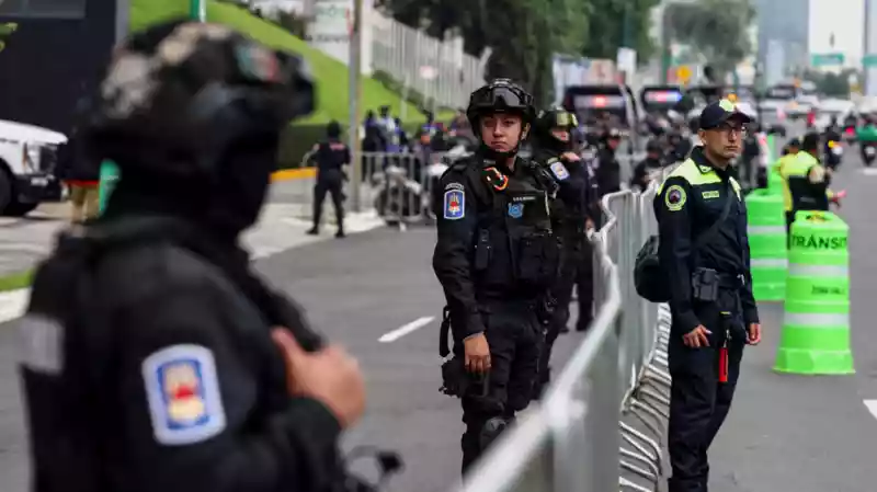 England team booed on arrival at Mexico City hotel