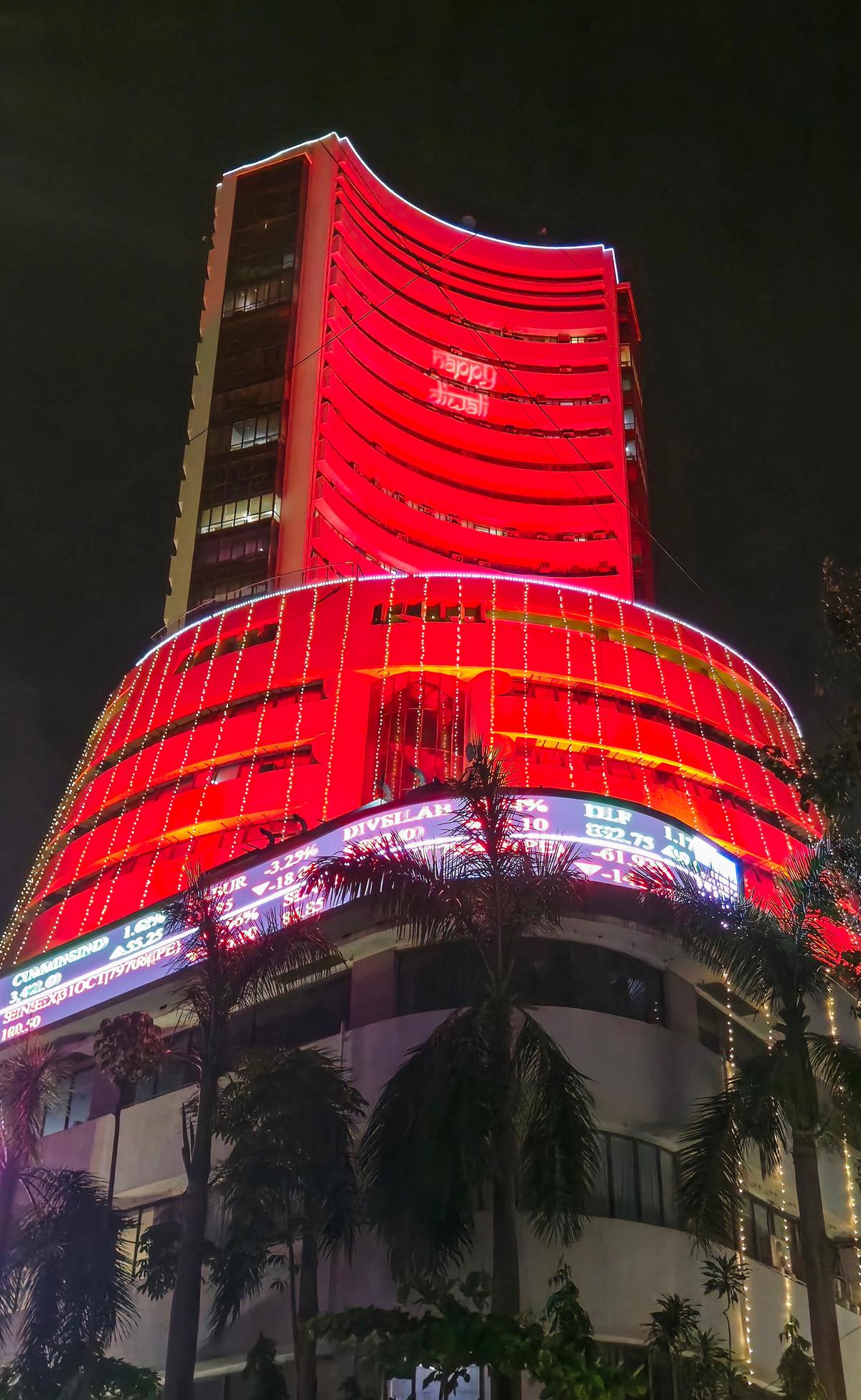 Equity benchmark indices Sensex and Nifty dropped in early trade on Monday (September 22, 2025), dragged by IT stocks amid concerns over the U.S. President Donald Trump's decision to raise H-1B visa fees to $100,000 per worker. The 30-share BSE Sensex dropped 475.16 points to 82,151.07 in opening trade. The 50-share NSE Nifty declined 88.95 points to 25,238.10.