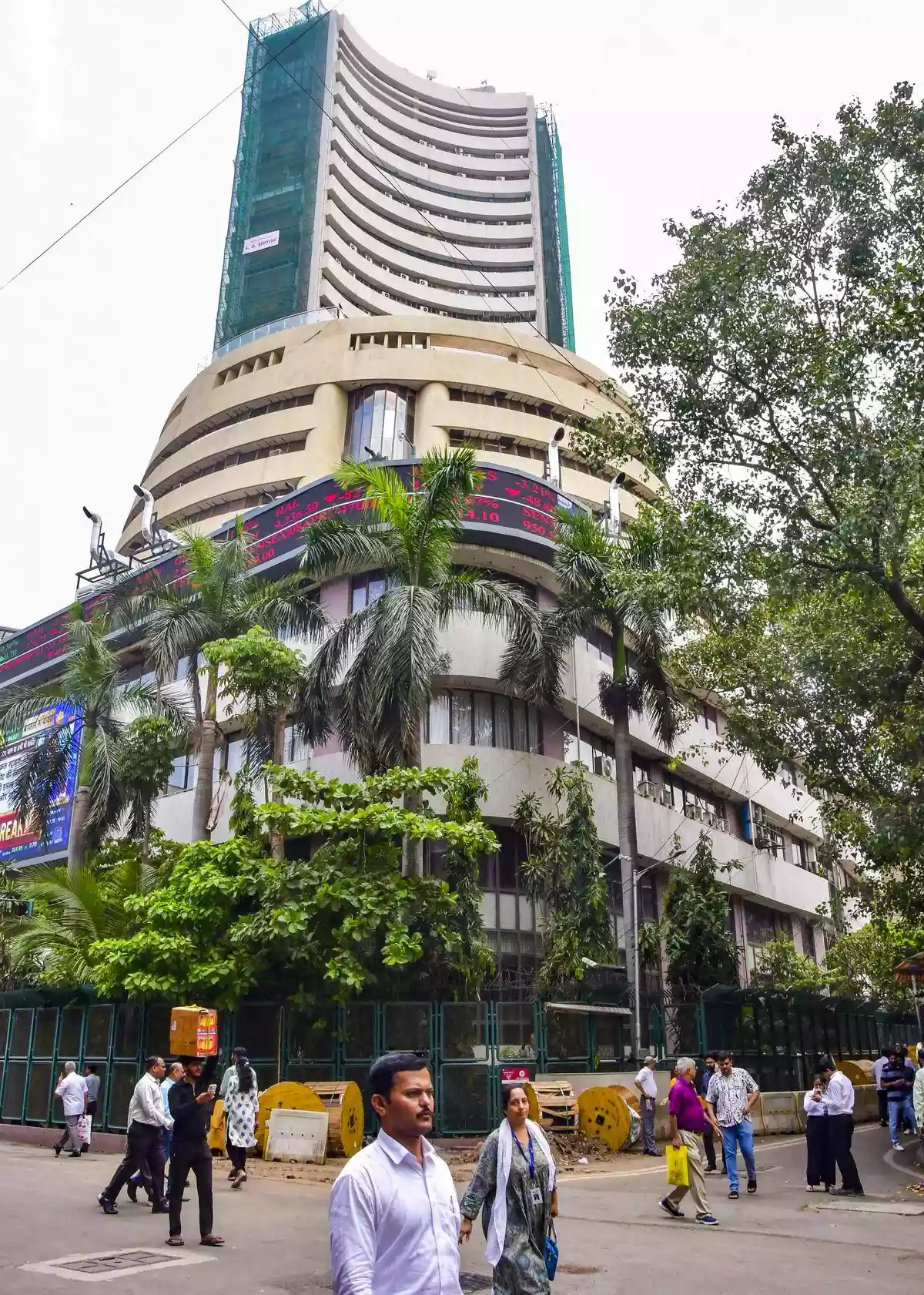 Equity benchmark indices Sensex and Nifty were trading in the positive territory in early trade on Tuesday (October 7, 2025), extending their winning momentum to the fourth day running, helped by a rally in blue-chip stocks and continuous buying by domestic institutional investors.Equity benchmark indices Sensex and Nifty were trading in the positive territory in early trade on Tuesday (October 7, 2025), extending their winning momentum to the fourth day running, helped by a rally in blue-chip stocks and continuous buying by domestic institutional investors.The 30-share BSE Sensex went up by 183.97 points to 81,974.09 in early trade. The 50-share NSE Nifty climbed 62.05 points to 25,139.70.From the Sensex firms, Bajaj Finance, Power Grid, Tata Steel, ICICI Bank, Bajaj Finserv, NTPC, Adani Ports and UltraTech Cement were among the major gainers.However, Trent, Axis Bank, Tata Consultancy Services and Infosys were among the laggards.In Asian markets, Japan's Nikkei 225 index traded in positive territory. Markets in China, South Korea were closed for a holiday.