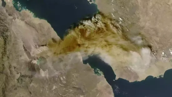 A plume of volcanic ash from Ethiopia has swept across the Red Sea through Oman and Yemen and reached the Indian capital Delhi. The eruption of the Hayli Gubbi