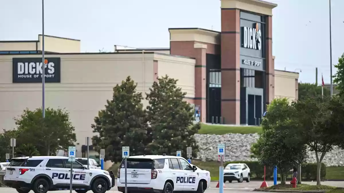 Two groups exchanged gunfire inside a food court on Thursday (April 23, 2026) at the Mall of Louisiana, in Baton Rouge, U.S., killing one person and wounding