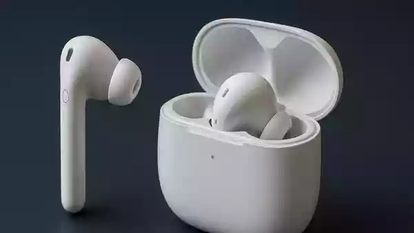 Expert warns against hearing loss from earbud overuse