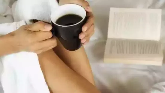 When it comes to building a healthy morning routine, experts suggest starting your day with more nutritious alternatives to tea or coffee. Think warm water