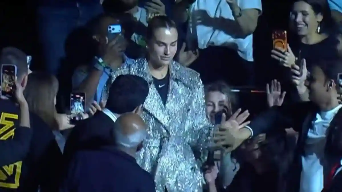 Four-time Grand Slam winner Aryna Sabalenka took to the court in style as she delighted the fans by walking in with sauce to take on Nick Kyrgios in the Battle