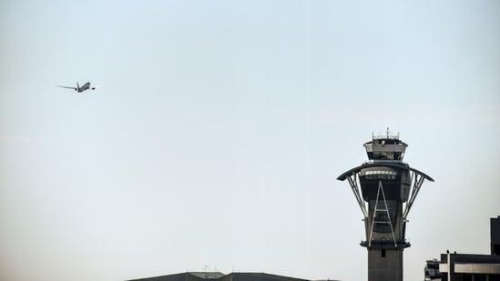 FAA said the air traffic controllers in Jacksonville, Florida briefly lost radar after fiber optic line was cut. The outage didn't lead to disruptions. Air traffic controllers in Florida briefly lost their radar Friday after a fiber optic line was cut, but the outage didn't lead to disruptions like what happened after similar outages around the Newark, New Jersey, airport this spring.