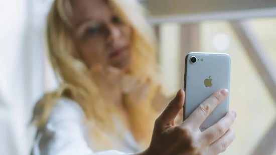 FaceTime in iOS 26 may automatically freeze audio and video if the system detects nudity during a video call. Apple’s upcoming iOS 26 update, first unveiled at WWDC 2025, is drawing attention not only for its refreshed design and app updates but also for a new FaceTime privacy feature that quietly surfaced in the developer beta.