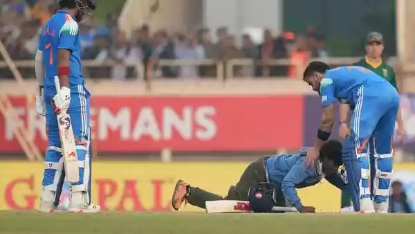 Fan breaches Ranchi security to touch Kohli's feet post Indian's 52nd ton