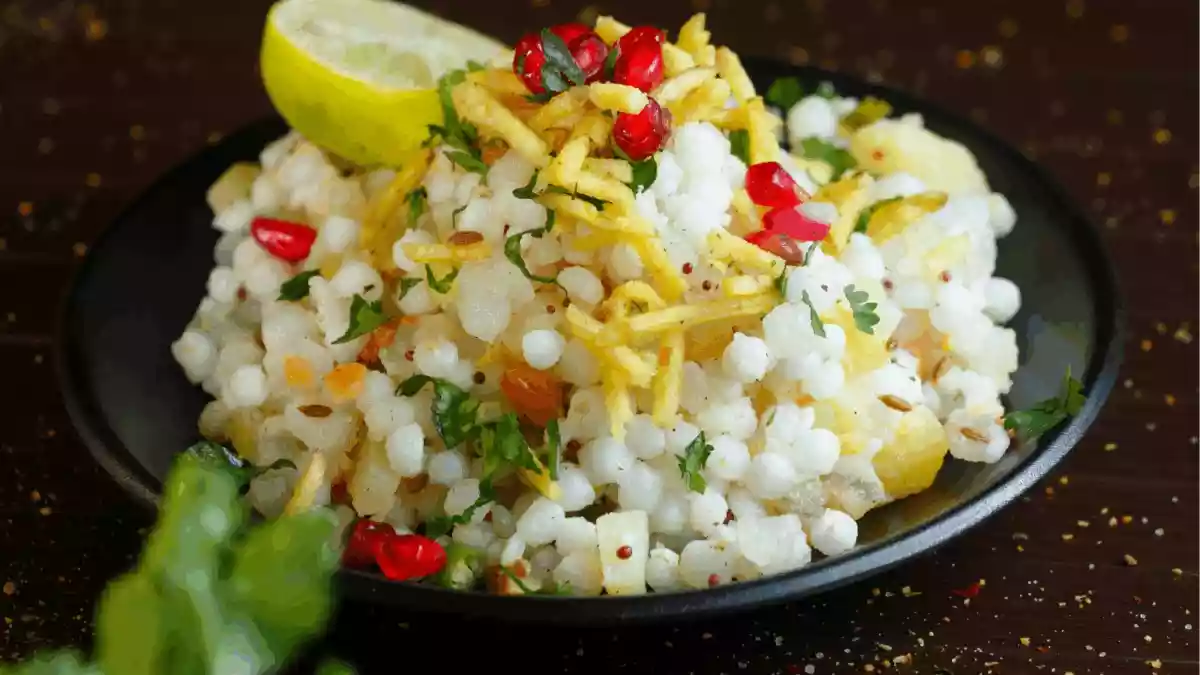 During Shravan fasting, the body needs a steady supply of energy to stay active throughout the day. While fasting is often associated with eating less